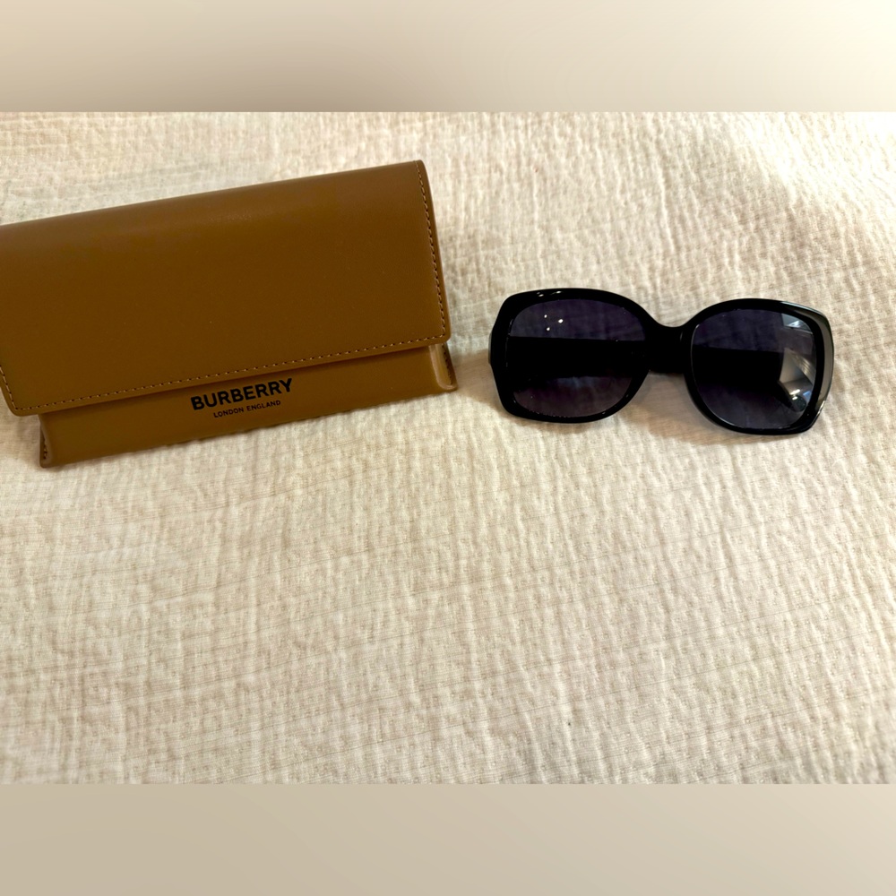BLACK BURBERRY SQUARE SUNGLASSES